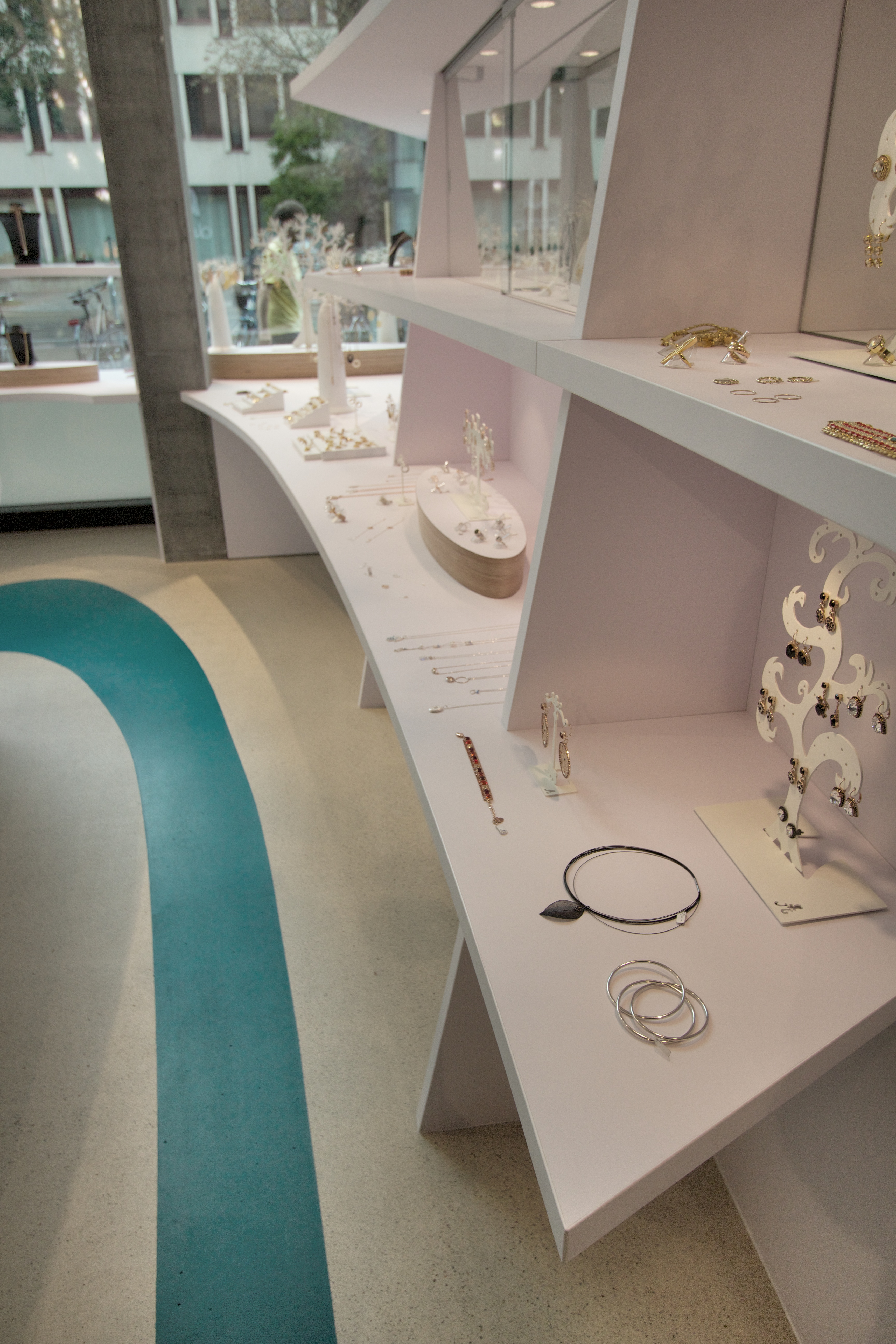 瑞士阿尔莫格珠宝店 | 沉船寻宝的室内设计-42