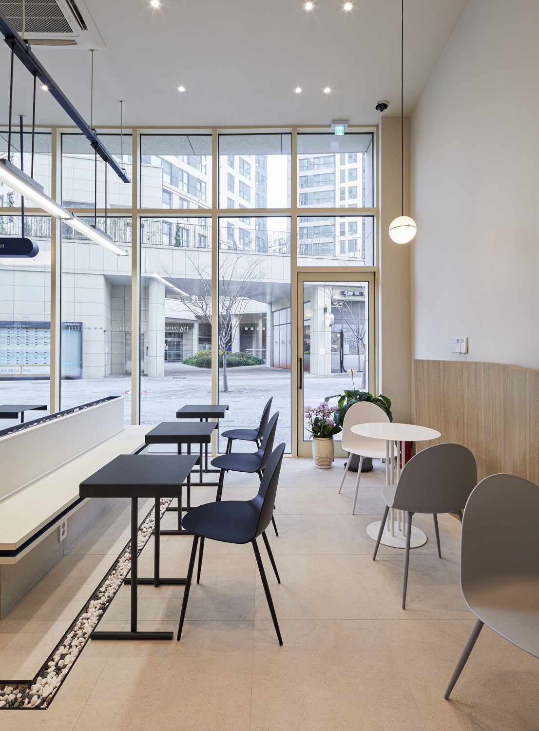 116 咖啡厅 | 简约单色与木质元素的 17 平米温馨空间-9