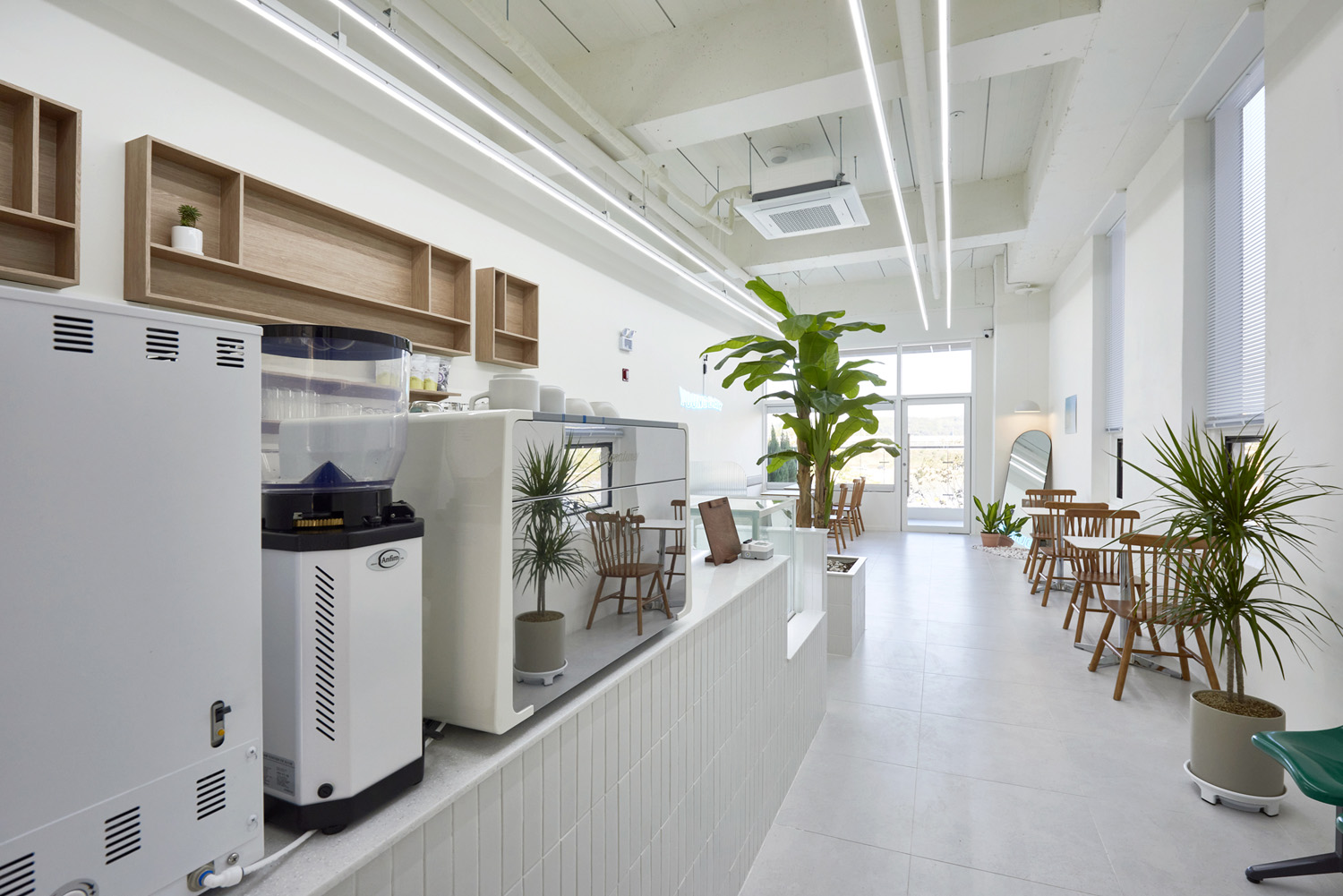 "白色简约设计的 13 平米小空间咖啡厅"-7