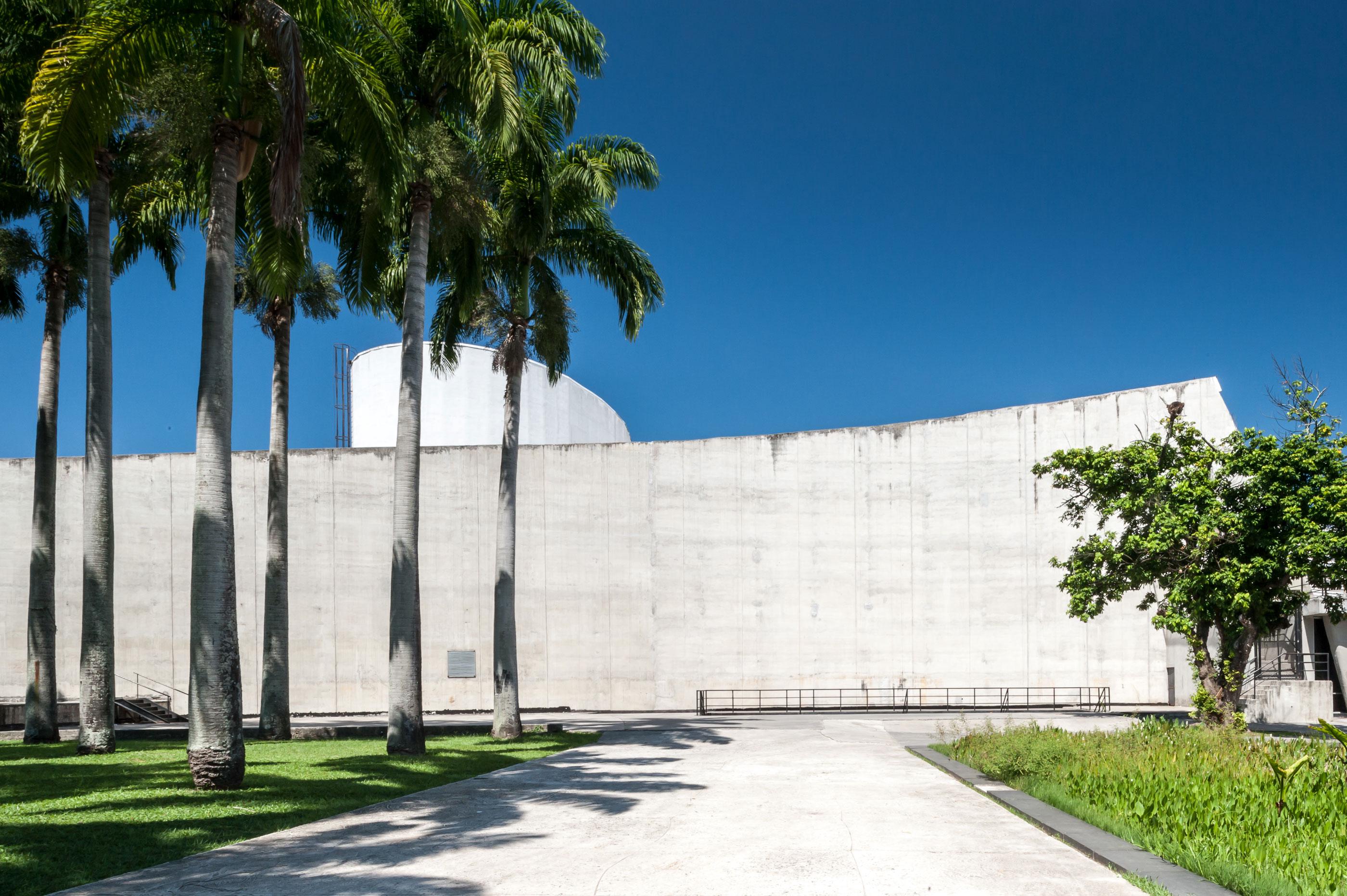 巴西里約熱內盧現代藝術博物館：建築大師 Affonso Eduardo Reidy 採V形柱列、懸吊樓板，打造現代主義建築經典 | FAM-21