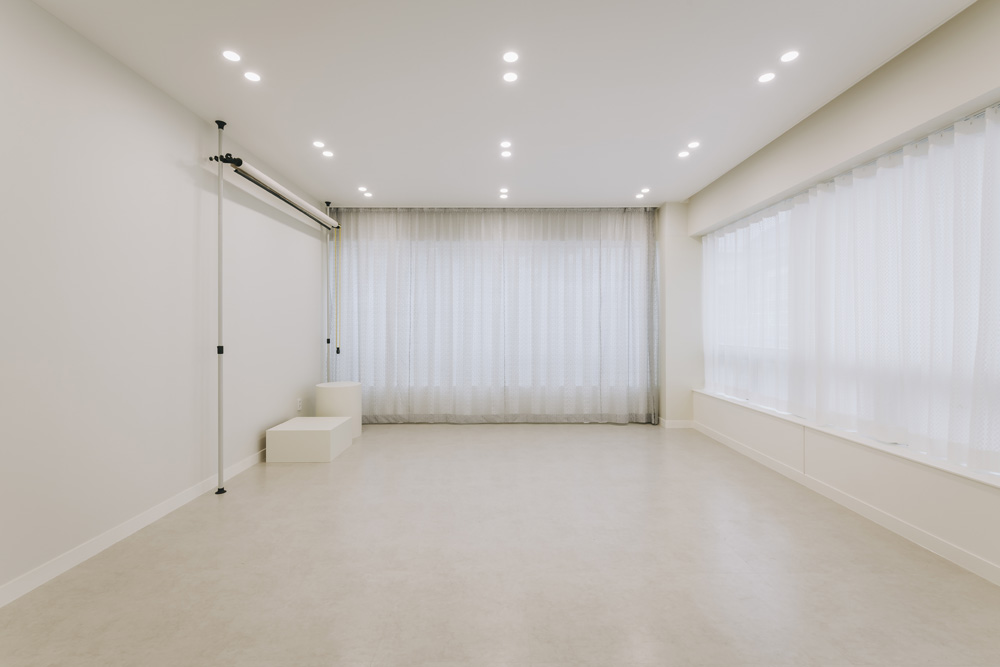 白色简约迷你办公室，60 平米的极致空间利用-4