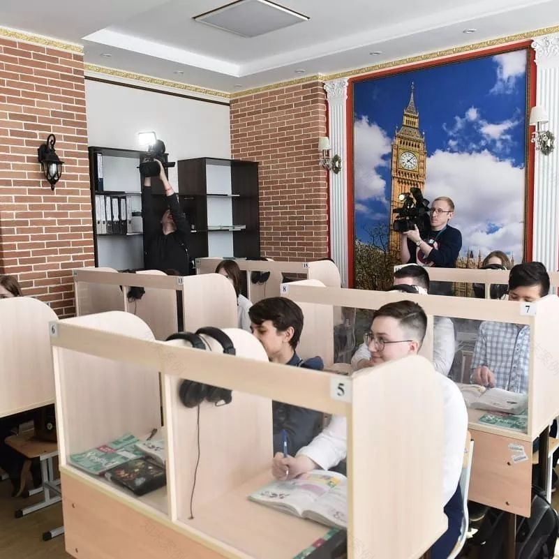 史上最壕小学!亿万土豪爆改母校,画风秒变皇宫!学生哭了,家长坐不住了......-108