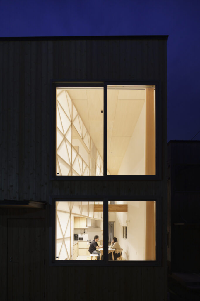 葉山に移り住み、人生が変わった――　ストーリーの詰まった“ふつうではない家” | Architecture | 100%LiFE-16