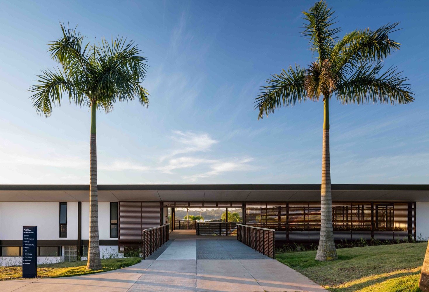 巴西自然景观中的社交俱乐部总部-79