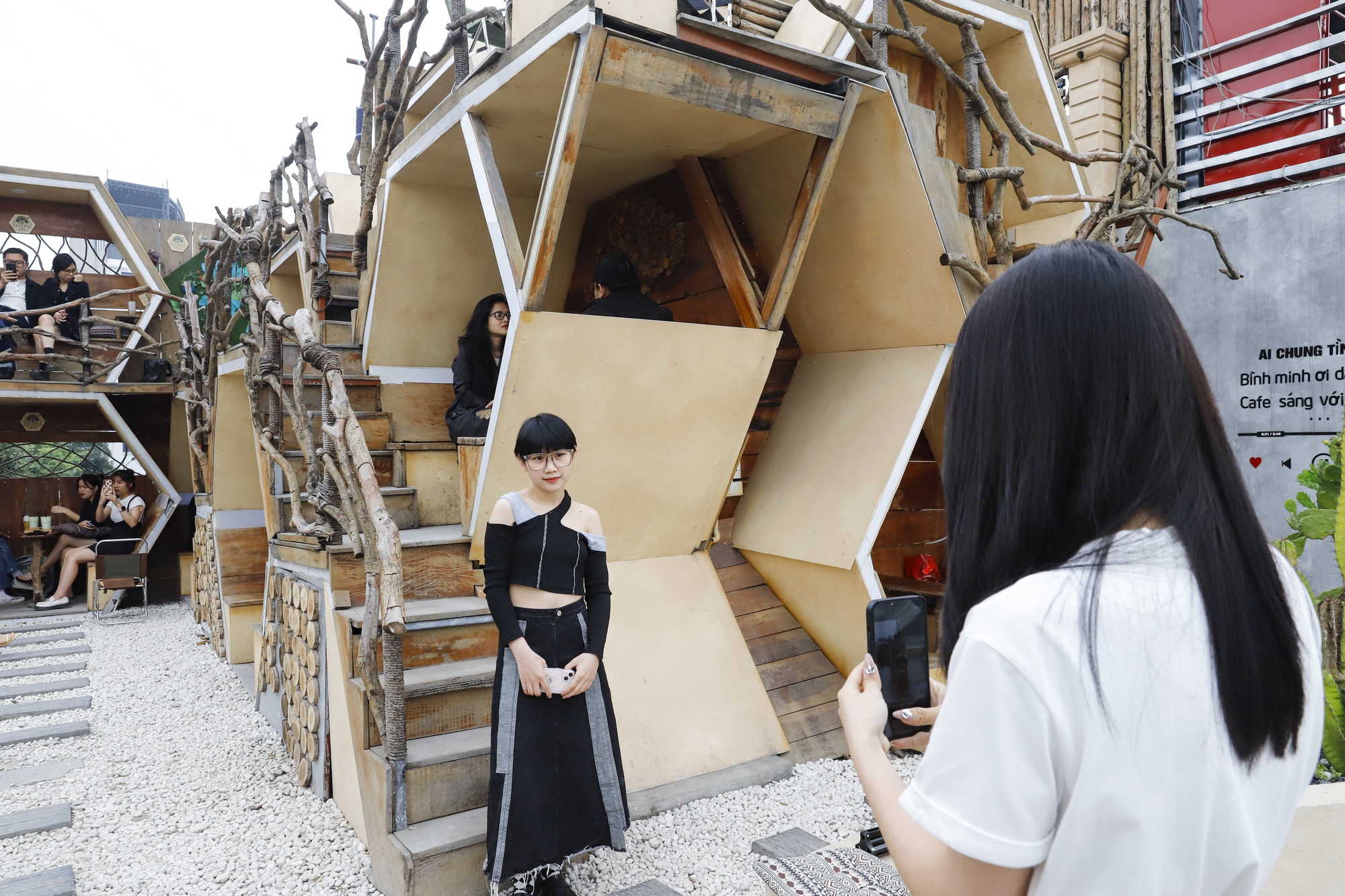 河内西湖边蜂巢咖啡馆丨越南河内-23