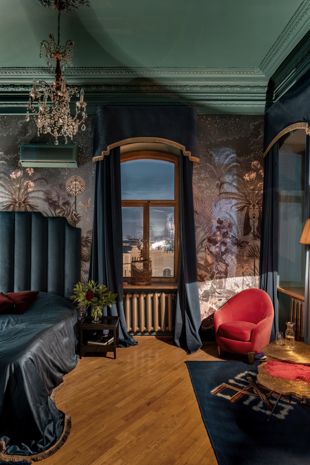 乌克兰历史公寓，古董家具打造精致闺房风格-36