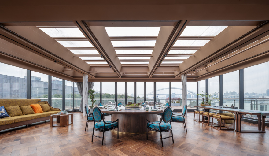 上海世博园区的红色旋转楼梯 · 東临观海·和兴 1913丨段元-24