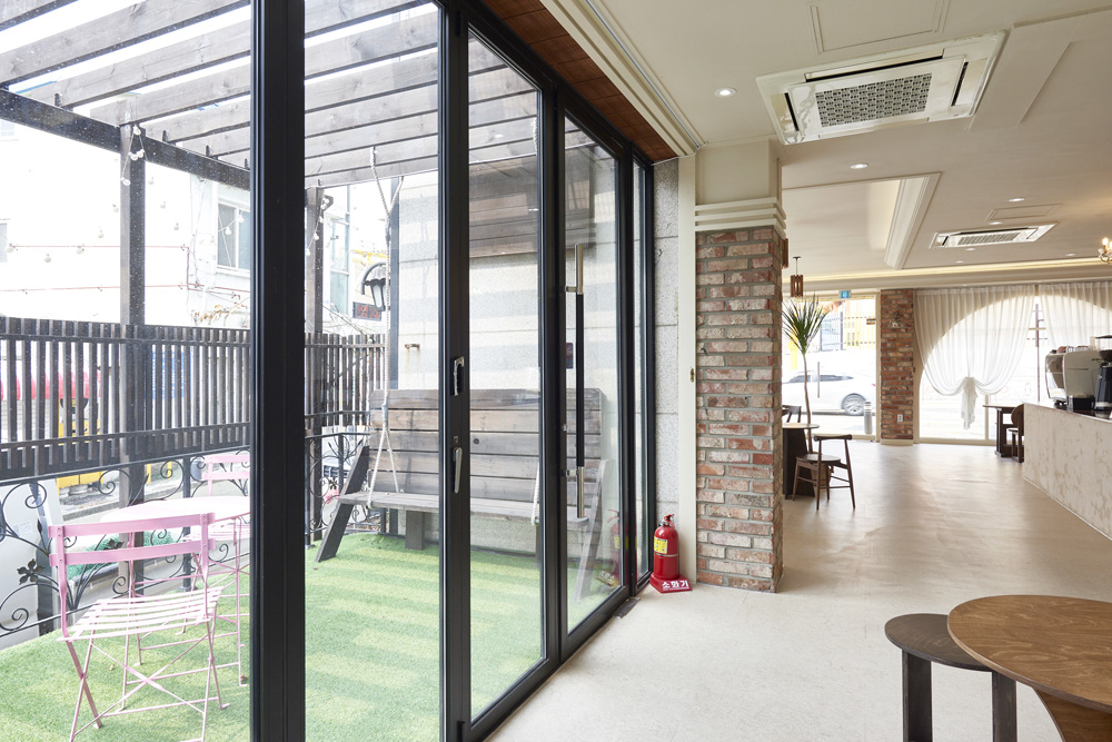 白色与木色，打造温馨的 24 平米咖啡厅-19