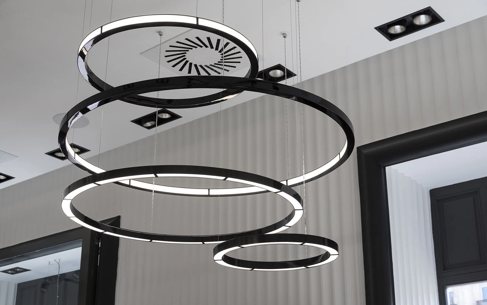 布达佩斯百年瓷器店,LED 灯光营造典雅氛围-12