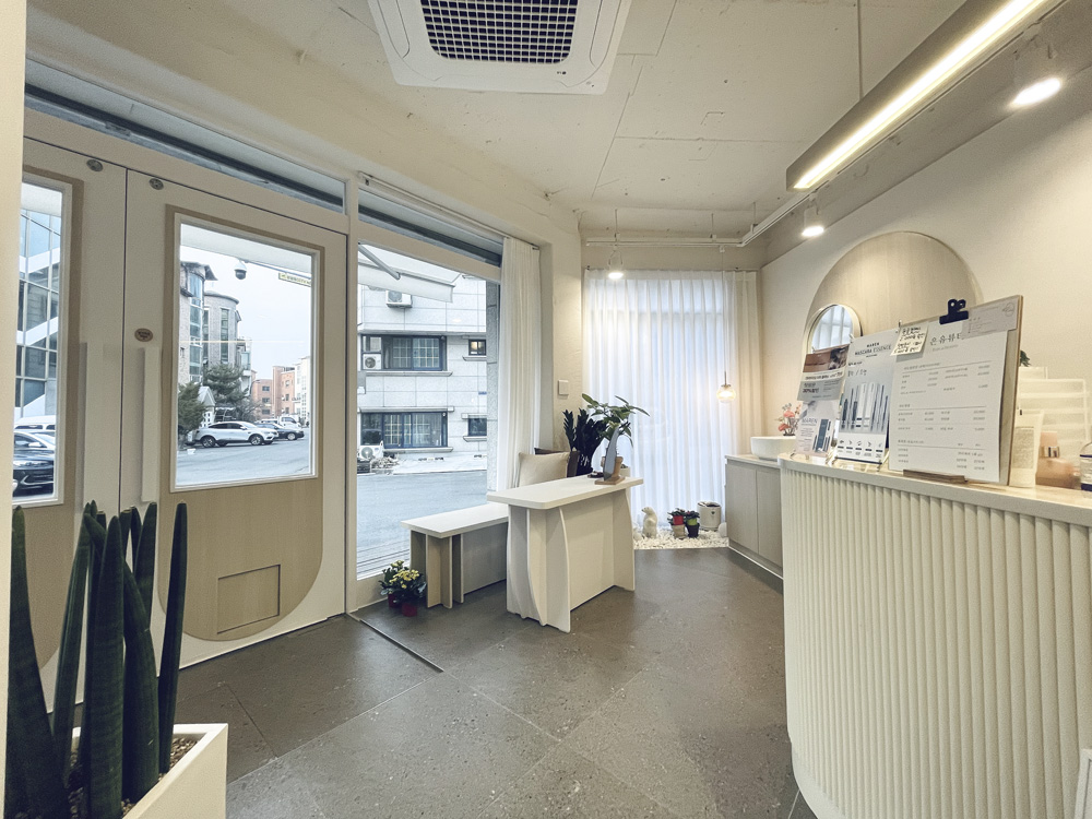 小巧精致的 grey&beige 咖啡厅室内设计-4