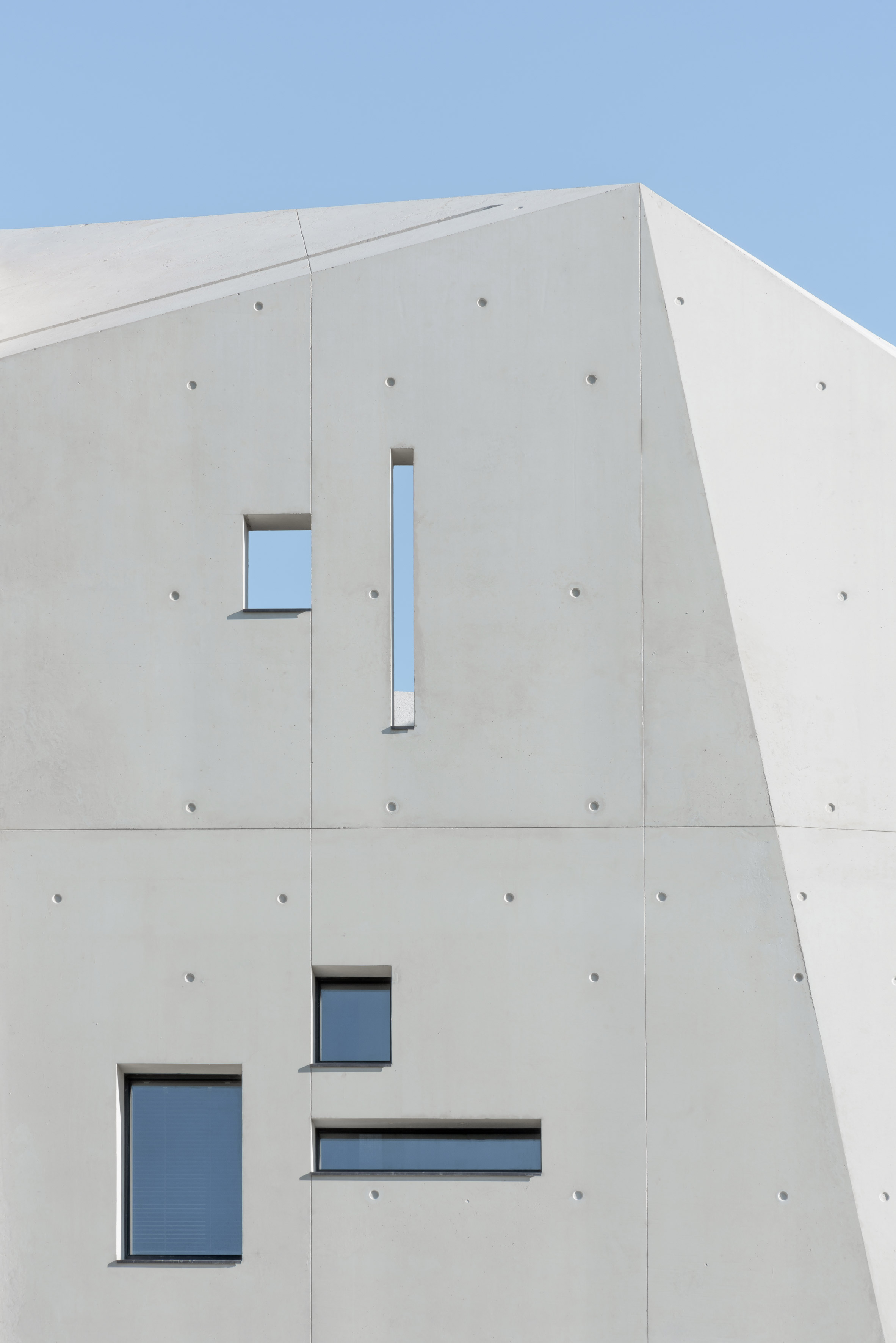 Sculptural extension to French farmhouse protects interiors from harsh summer sun-8