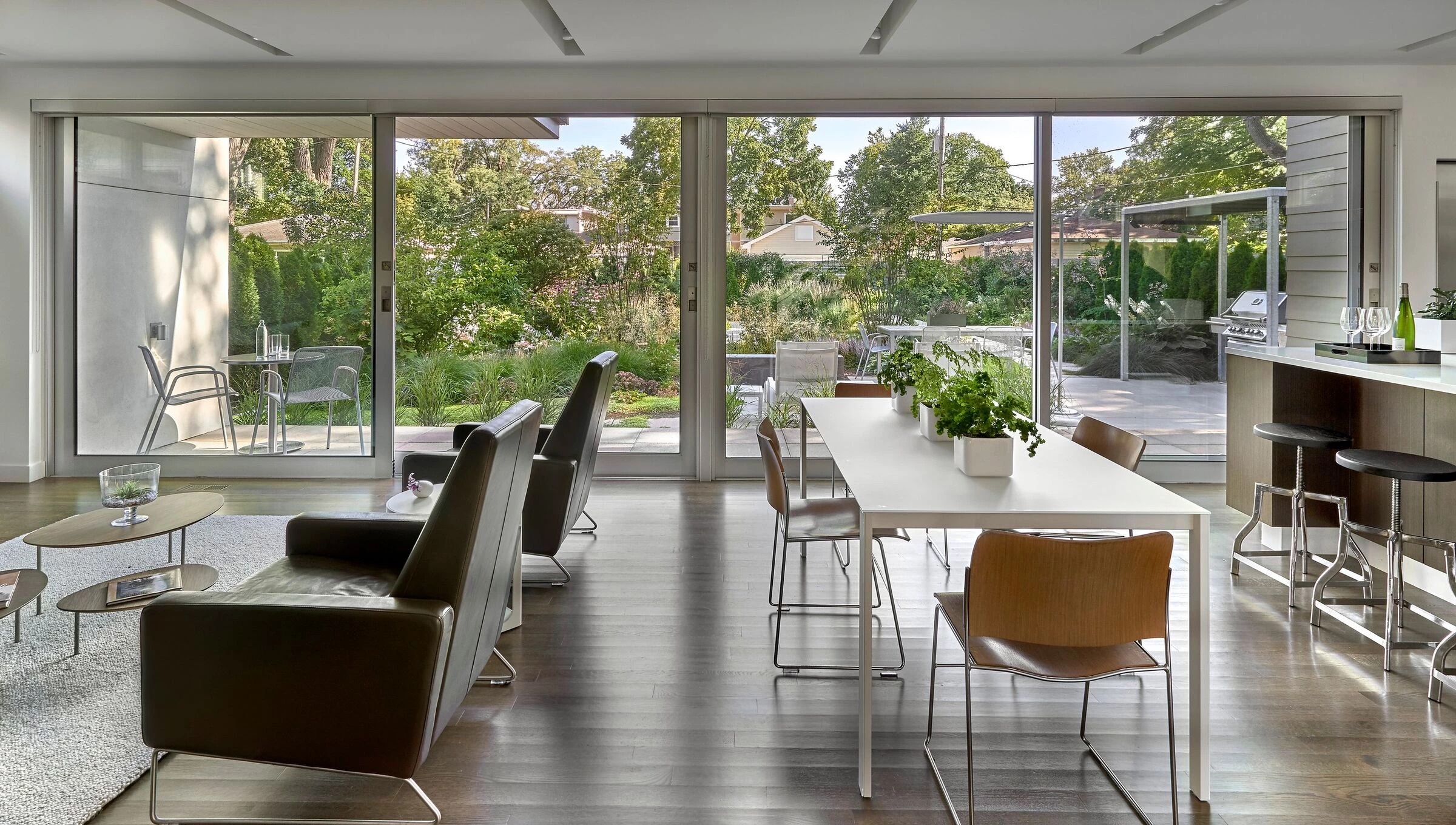 阳光绿意环绕的芝加哥北岸私人住宅-12