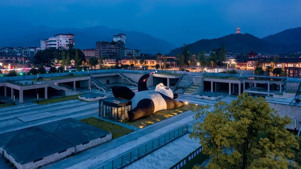 巨型“自拍熊猫”艺术装置丨UAP-30