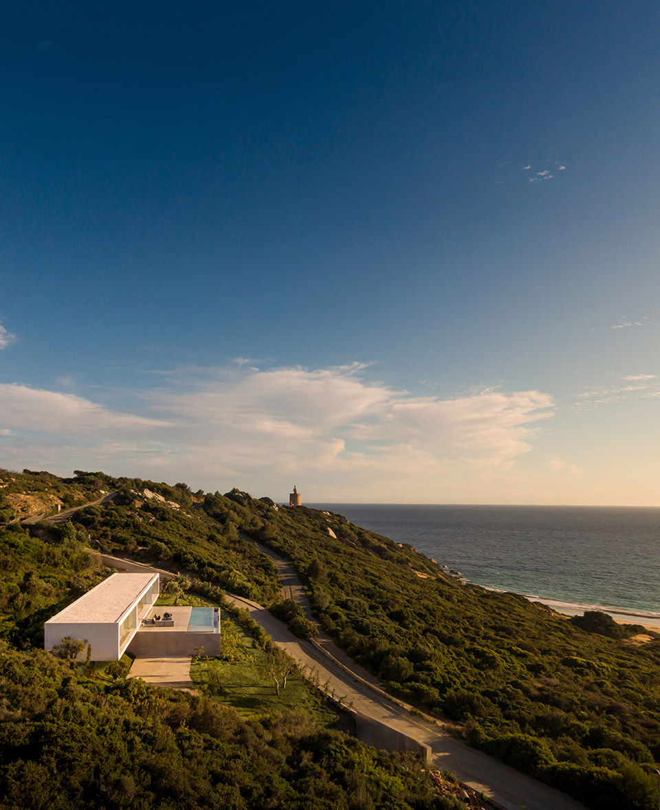 空中之屋 · 嵌入山体的宁静海景住宅丨Fran Silvestre Arquitectos-4