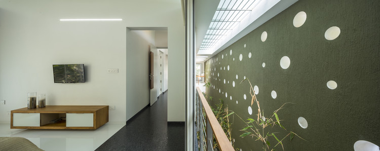 The Floating Parasol House  LIJO.RENY.architects-13