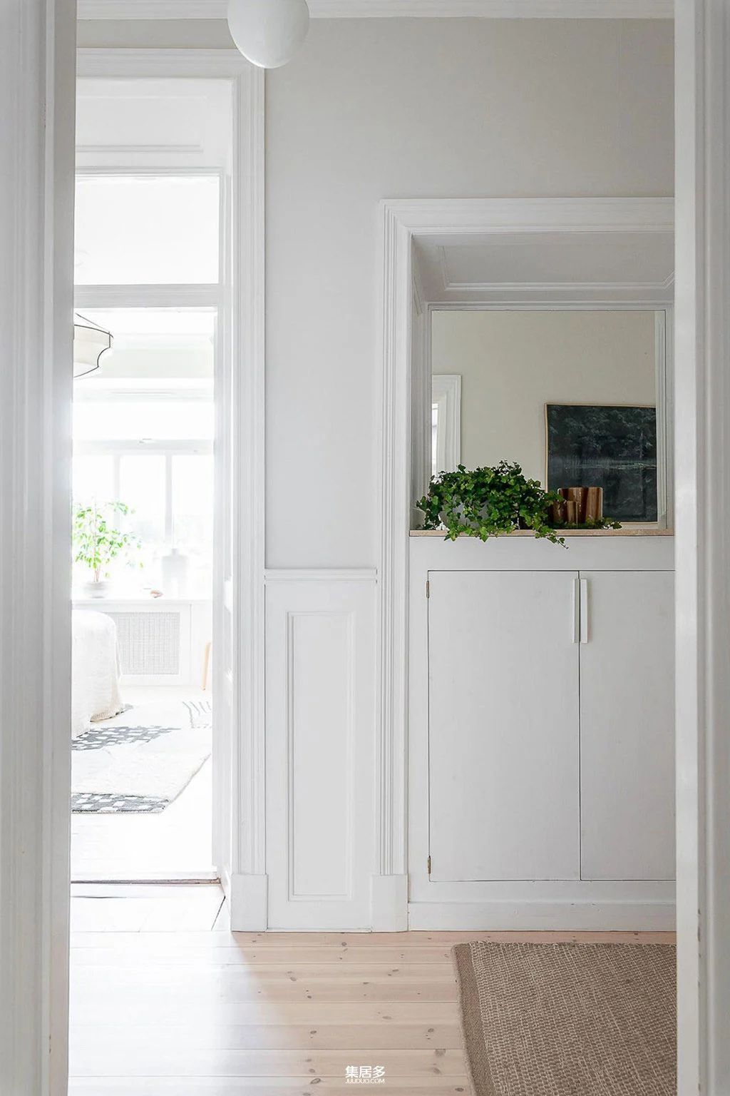 哥德堡明亮斯堪的纳维亚公寓的彩色画廊墙设计-27