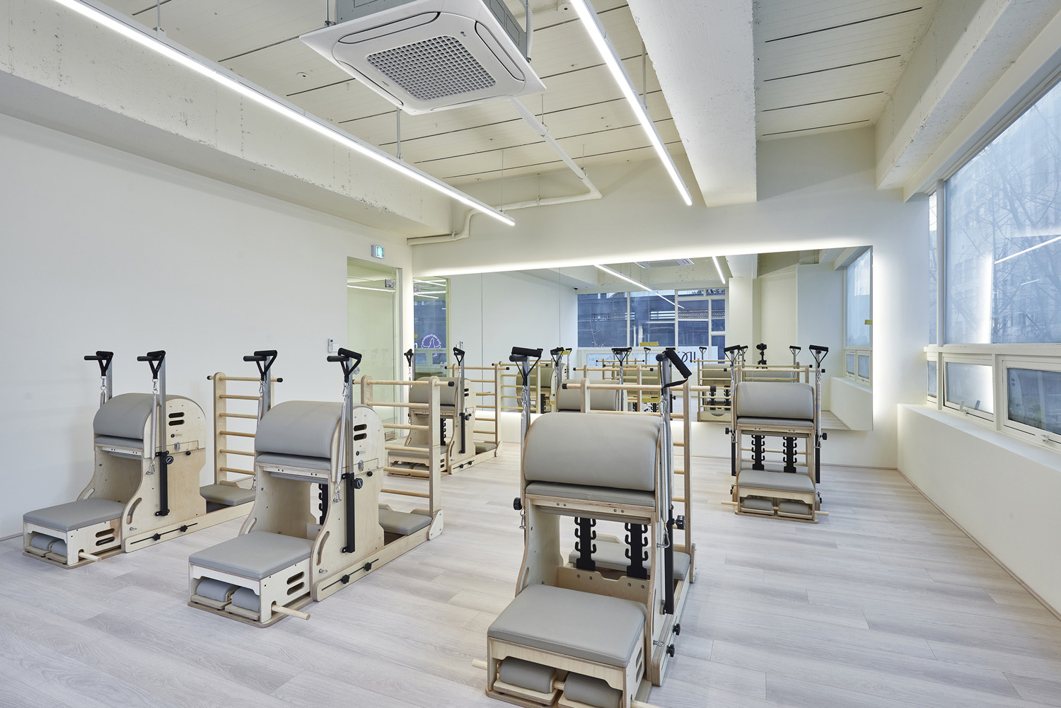 白色典雅，140 平米办公室与公寓的精致设计-18