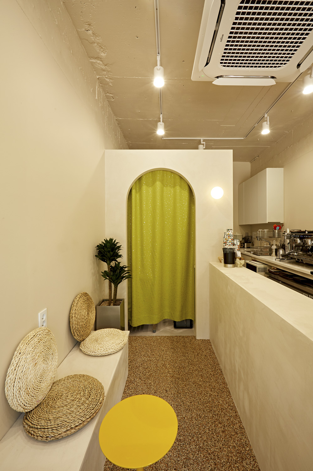 蓝色外观的 8 平米拘留室，极简主义的完美体现-11