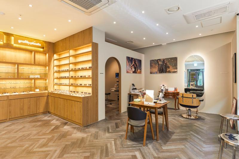 照明点亮 27 平米眼镜店空间-6