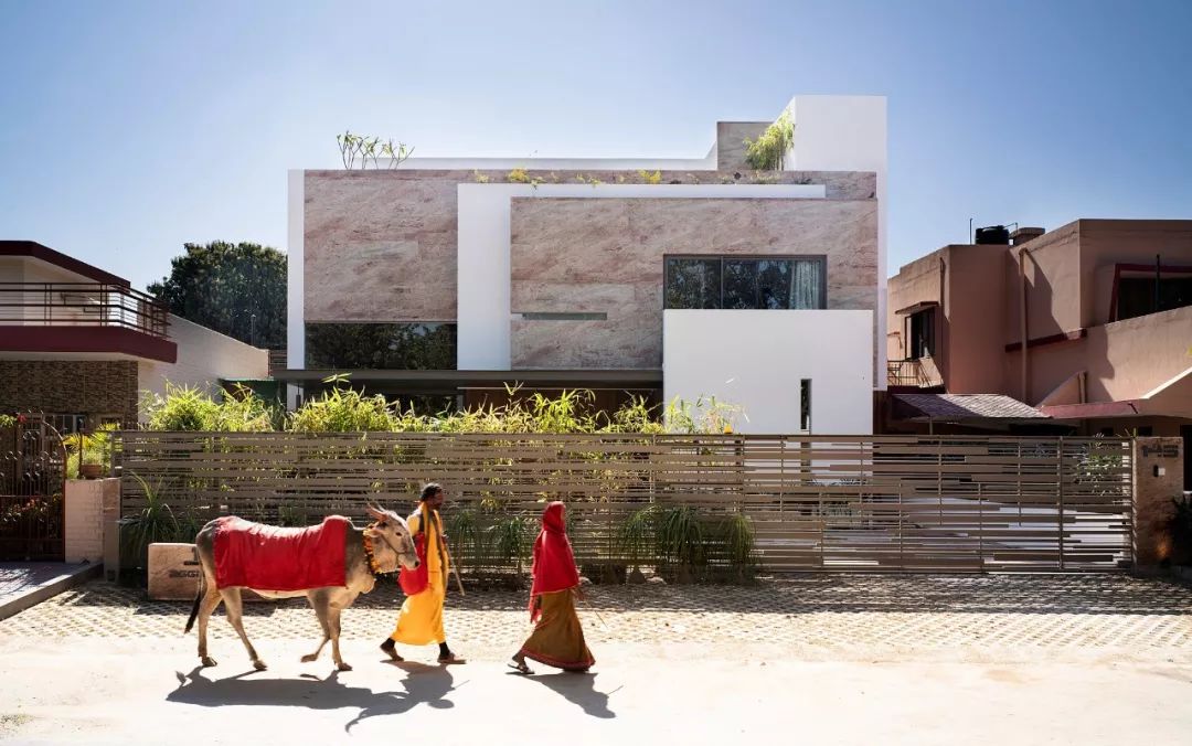 印度感性遇见西方想象的 Charged Voids 设计公司-29