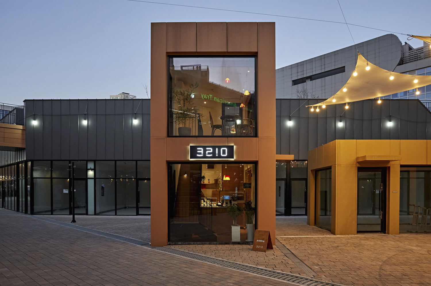 首尔 10 层咖啡厅 | 极简主义的室内设计魅力-2