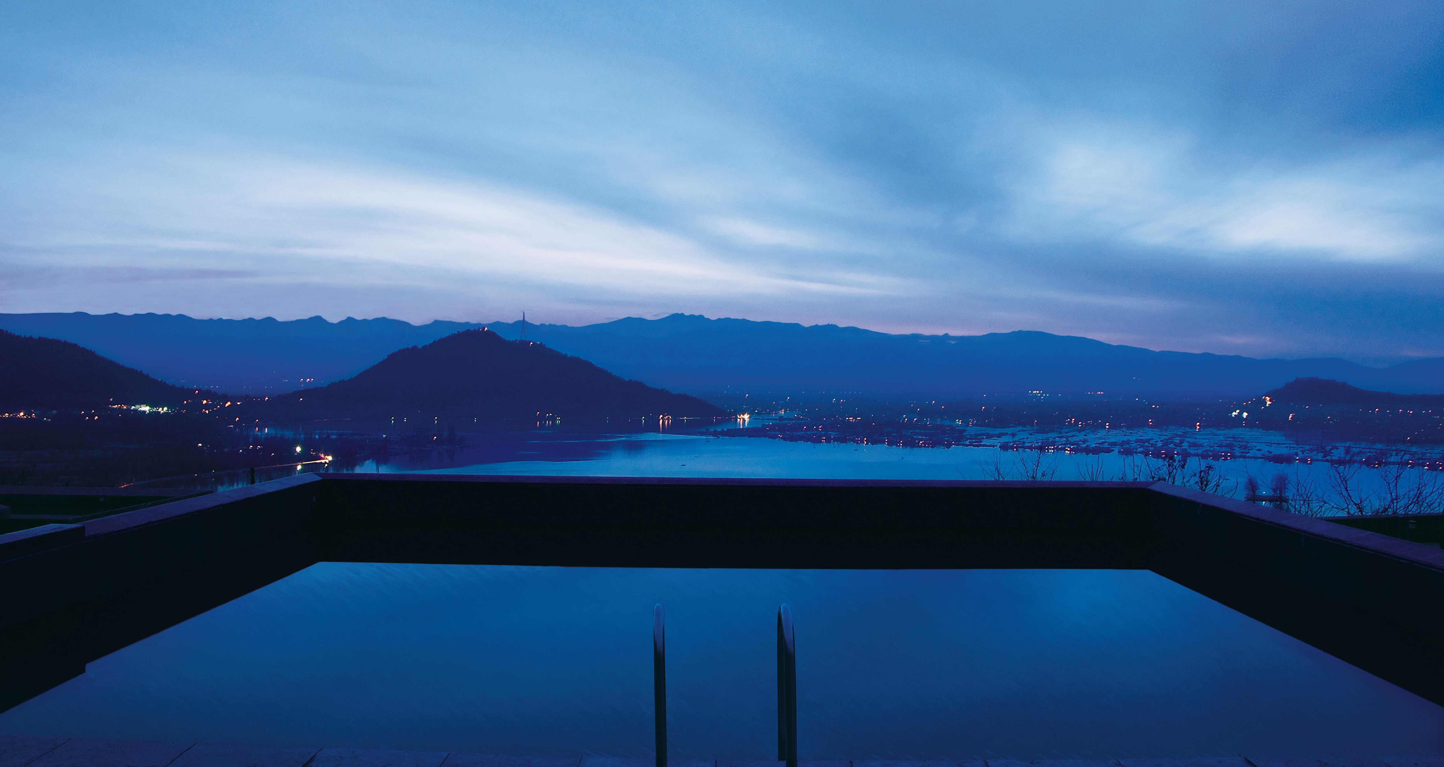 Vivanta by Taj   Dalview  Srinagar-5