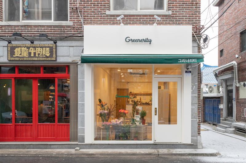 七坪空间的奇幻之旅 | 白色与木质的温馨咖啡馆-2