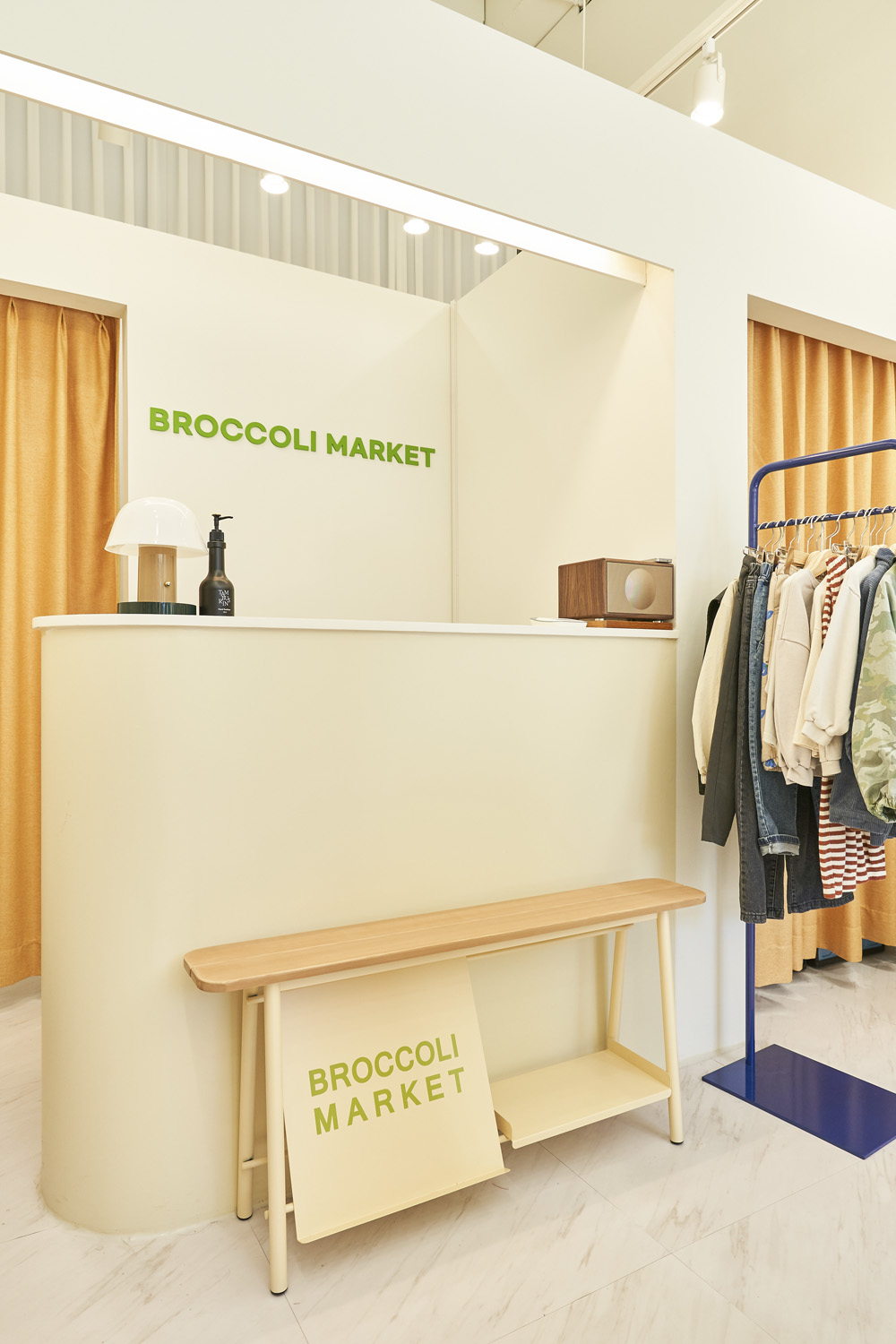 白色与木质的极简服饰店设计-12