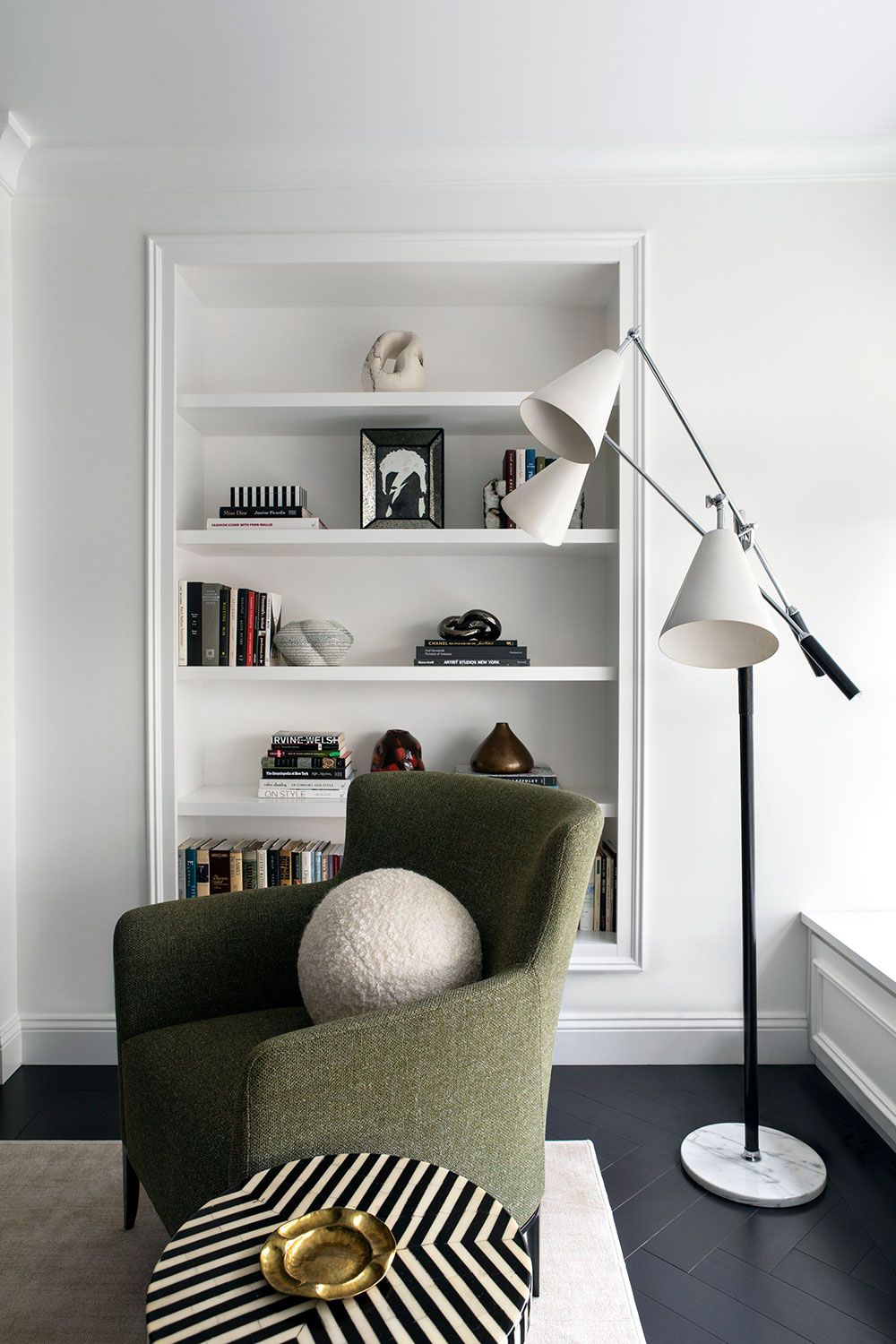 纽约明亮黑白公寓的彩色魅力-5