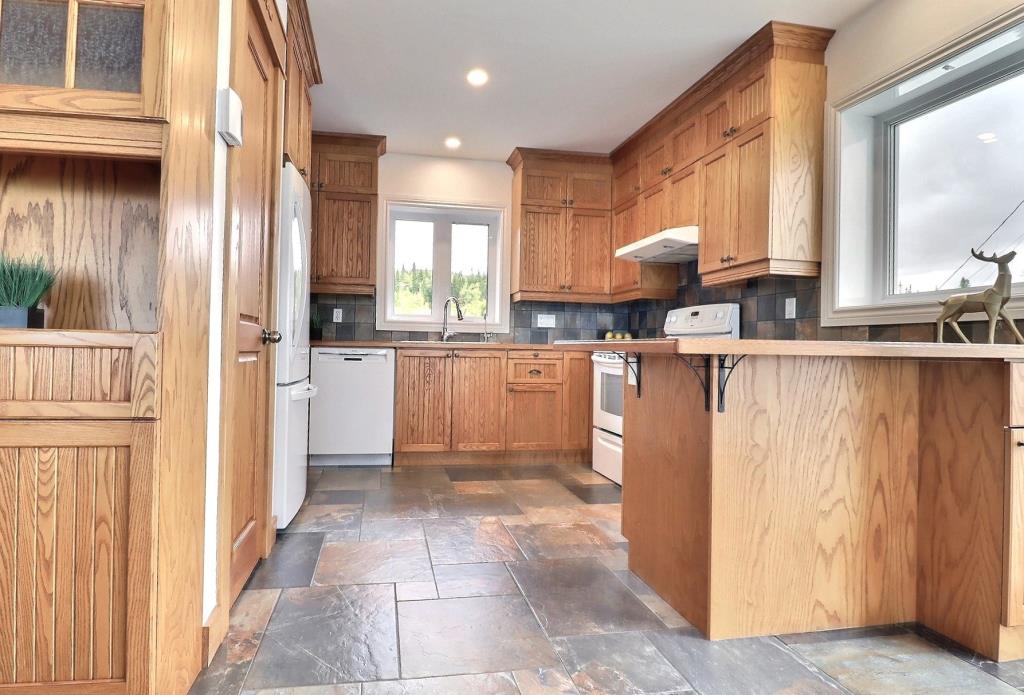 圣西蒙  里穆斯基山上的漂亮住宅丨加拿大魁北克-10