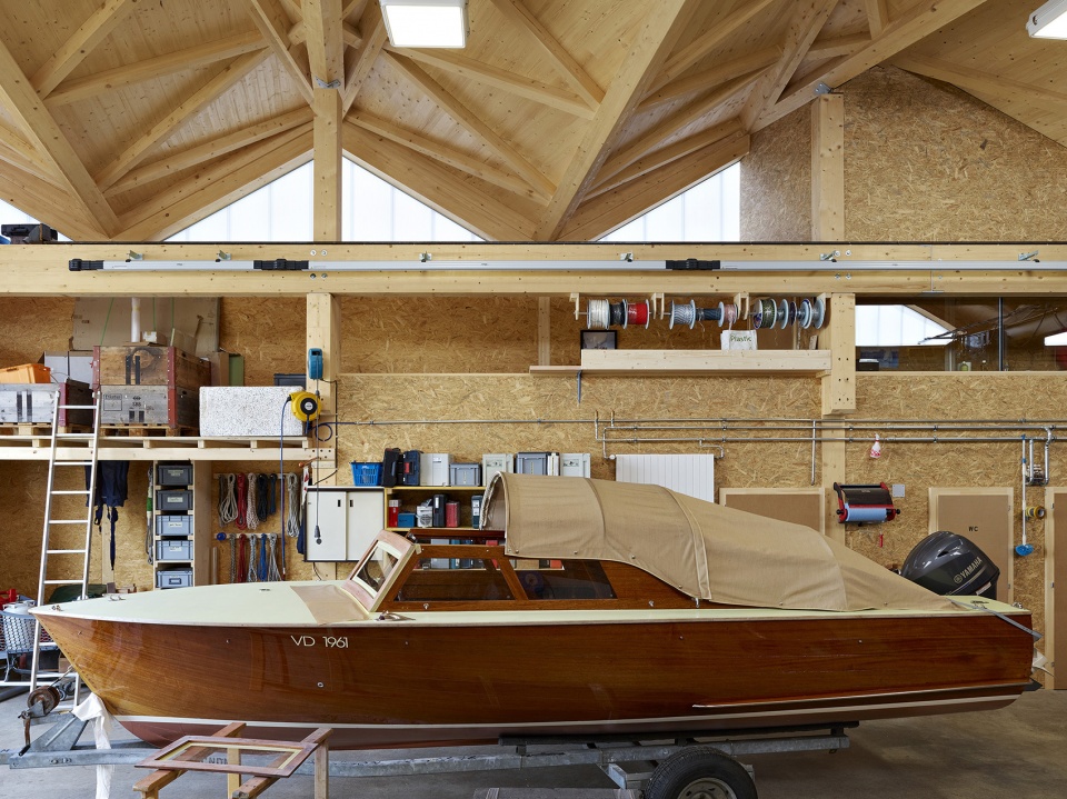 瑞士 Cully 船厂 | 融入环境的船坞设计-20