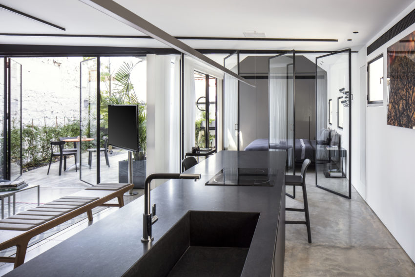 Cleanly modern A5 House refurbished by Raz Melamed Architects to put a contemporary spin on an historical building 由RazMelamedArchitects翻新的清洁现代A5House，以在历史建筑上进行现代旋转。-13