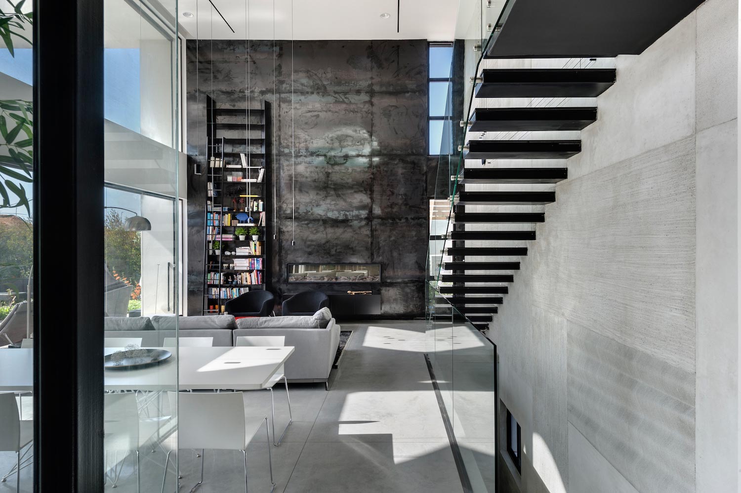 A mix of opposing colors that create contrast and drama among the volumes by Hila and Dan Israelevitz   CAANdesign  Architecture and home design blog-20