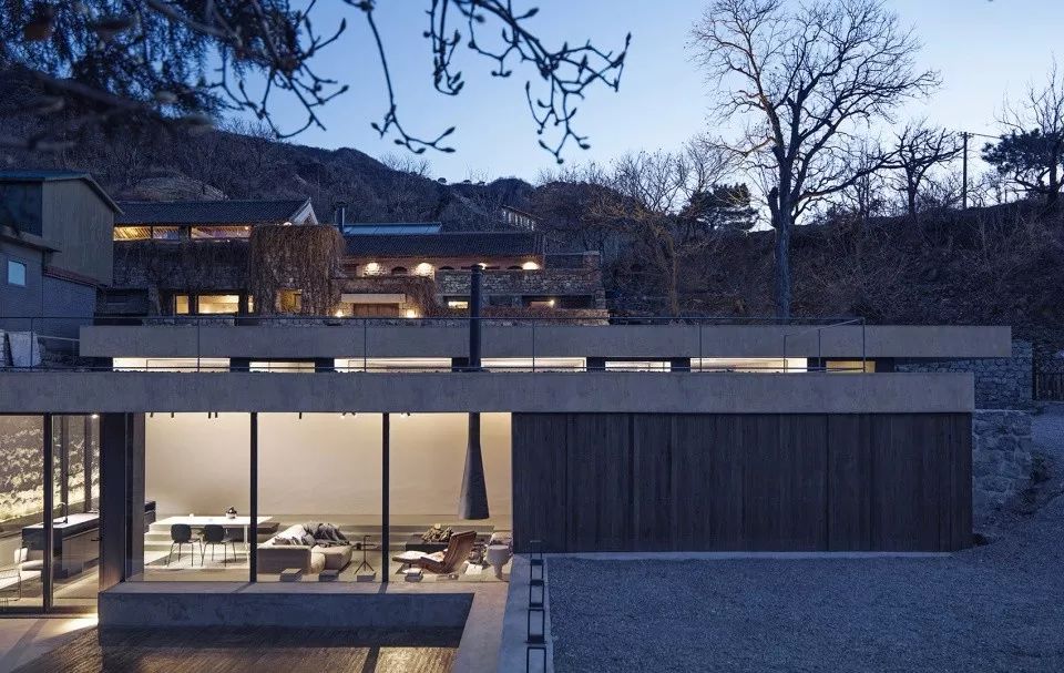 长城脚下旧仓库新生,石墙木屋打造自然宜居空间-1