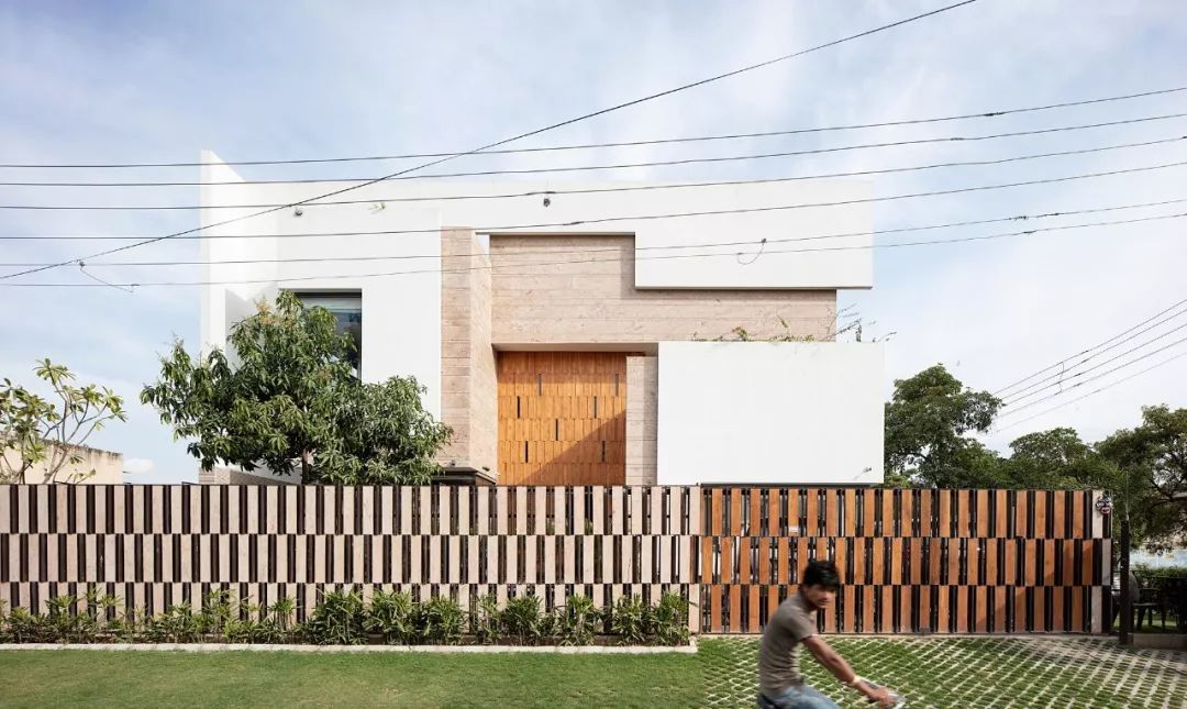 印度感性遇见西方想象的 Charged Voids 设计公司-17