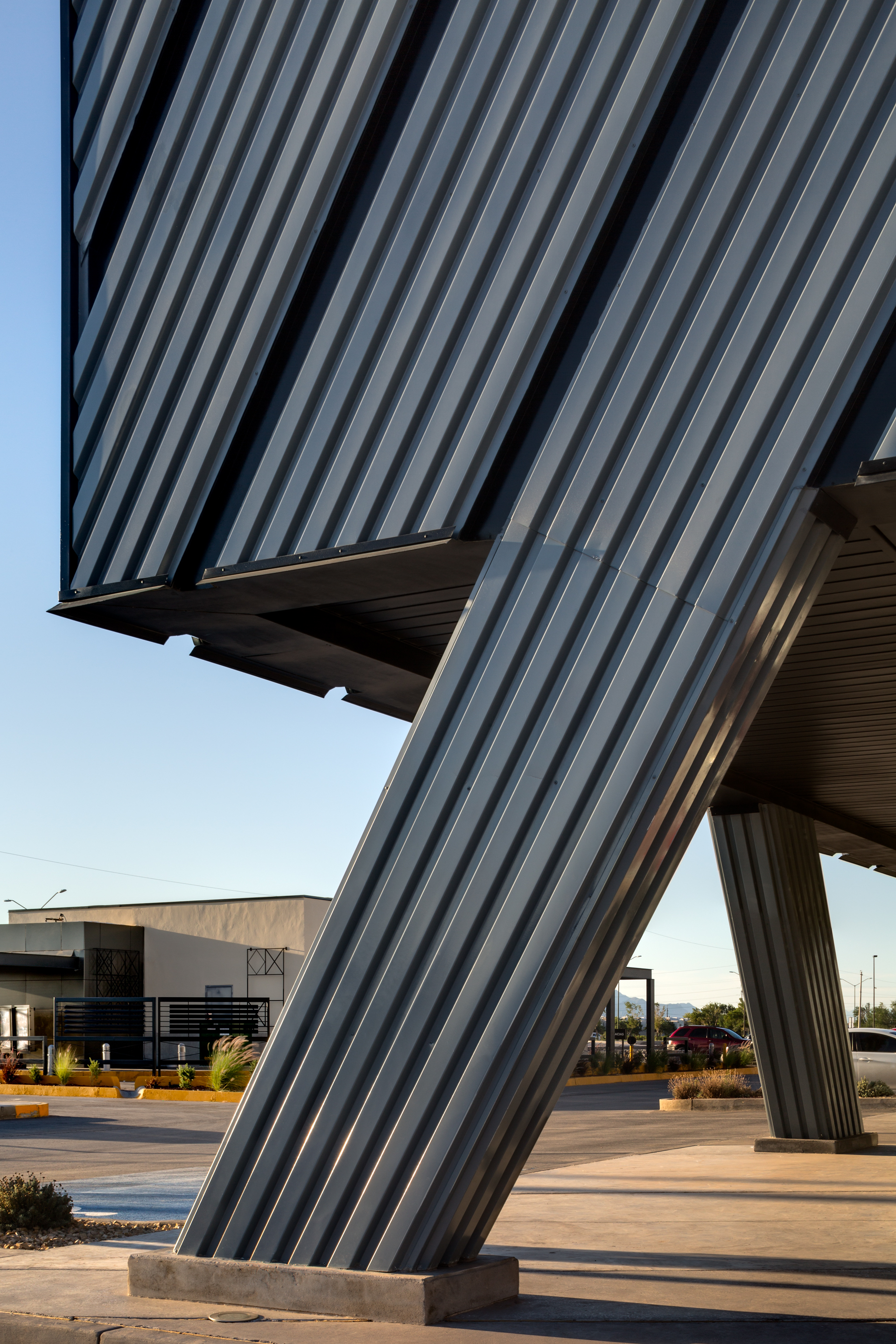 三塔雷斯 · Jorge Urias Studio 购物中心设计-5