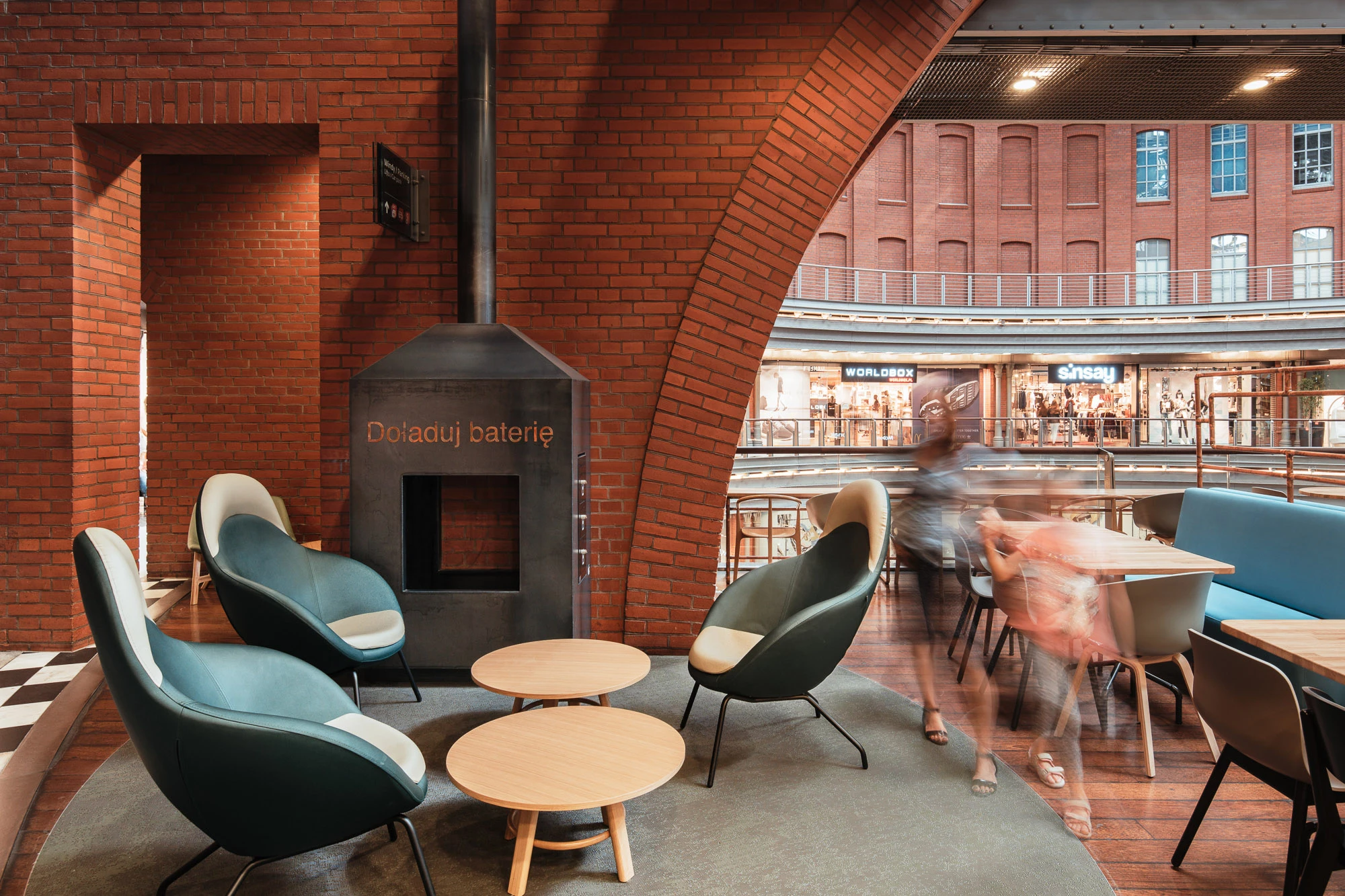 波兰 Stary Browar 购物中心现代厨房风格美食广场-27