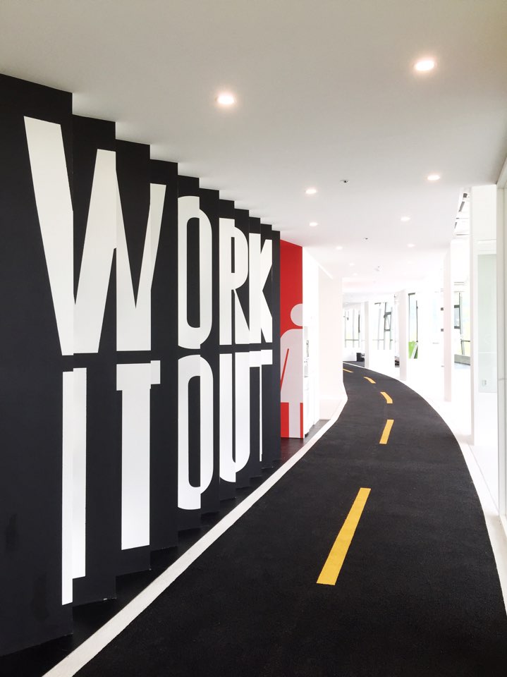 简约时尚的白钢健身房-3