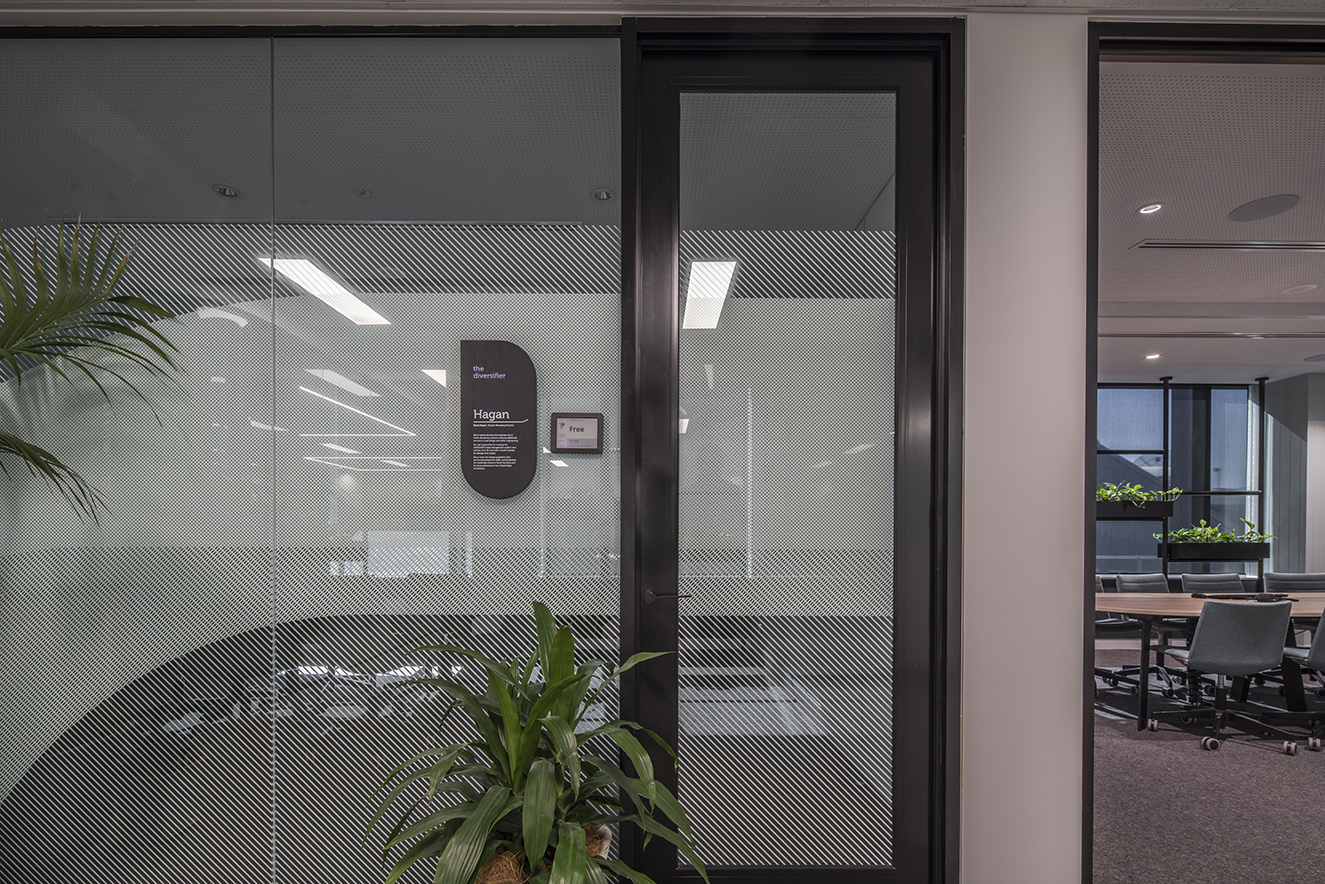 温馨居家风格,突显曲线与自然元素,打造协作办公空间-18