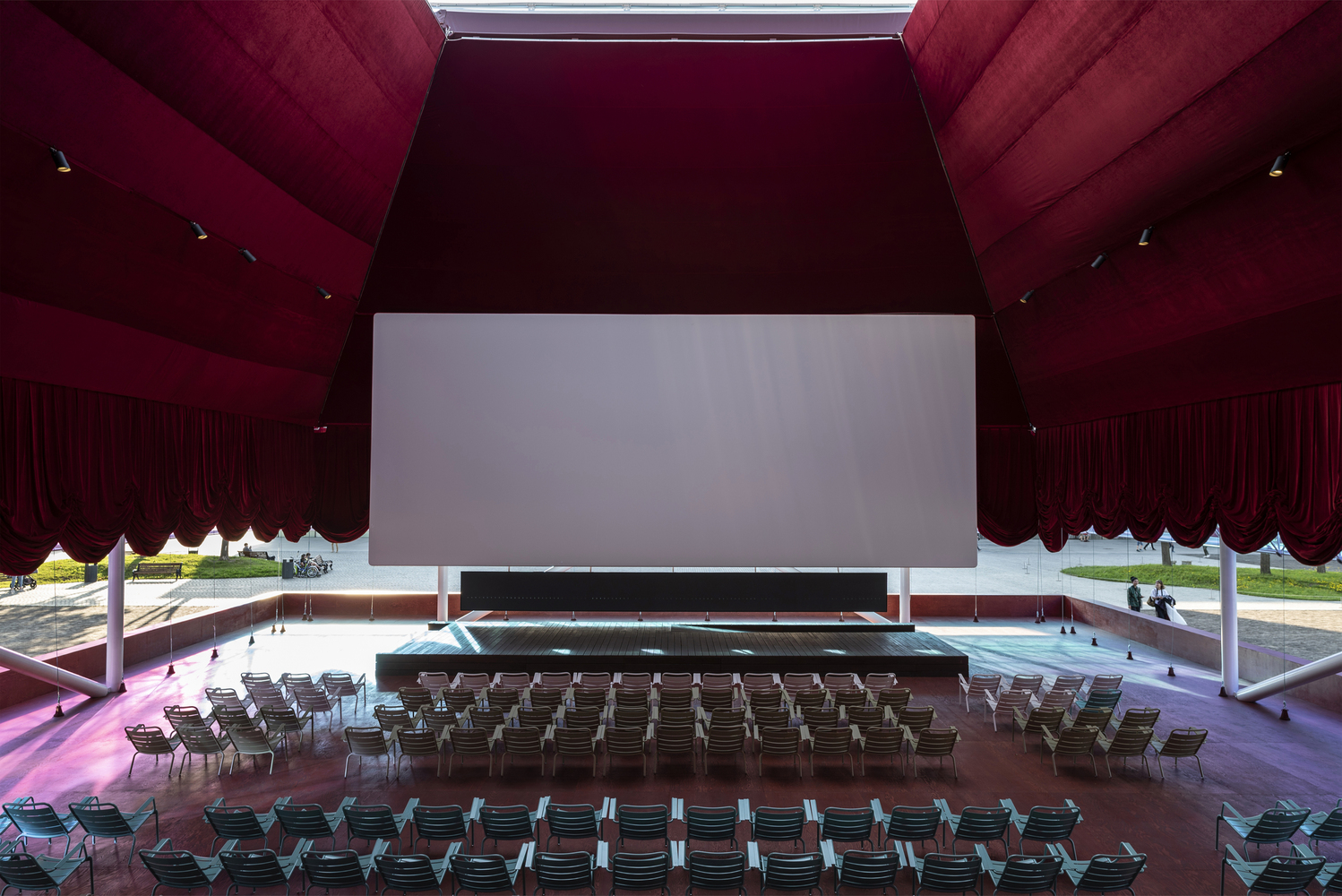 900 平米车库影院，SYNDICATE Architects 打造独特观影空间-14