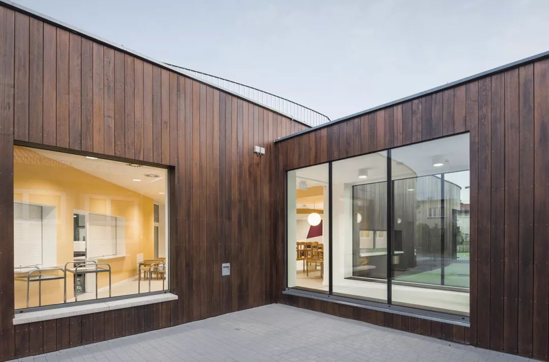 波兰幼儿园 | 犹如漂浮的小岛，鼓励孩子欢快奔跑-23