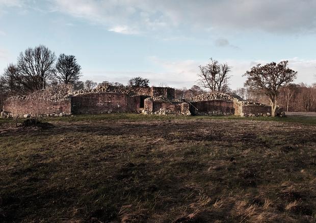 古勒城堡废墟 听(注:LYTT在丹麦语里有听的意思 ,Gurre Slotsruin 是丹麦的古勒城堡废墟) 丨Jacob Fischer,Maria Kristoffersen-24