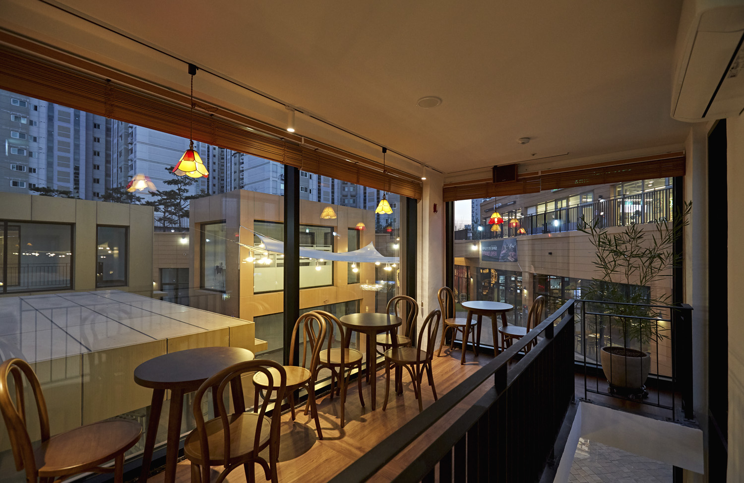 首尔 10 层咖啡厅 | 极简主义的室内设计魅力-7