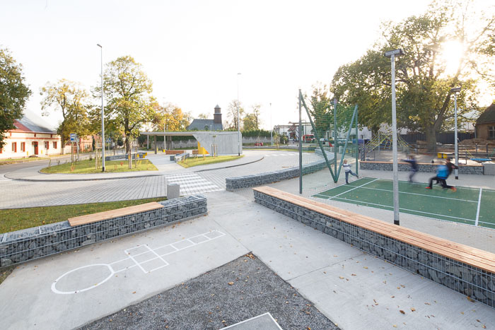 瓦韦尔尼察的乡村广场-10