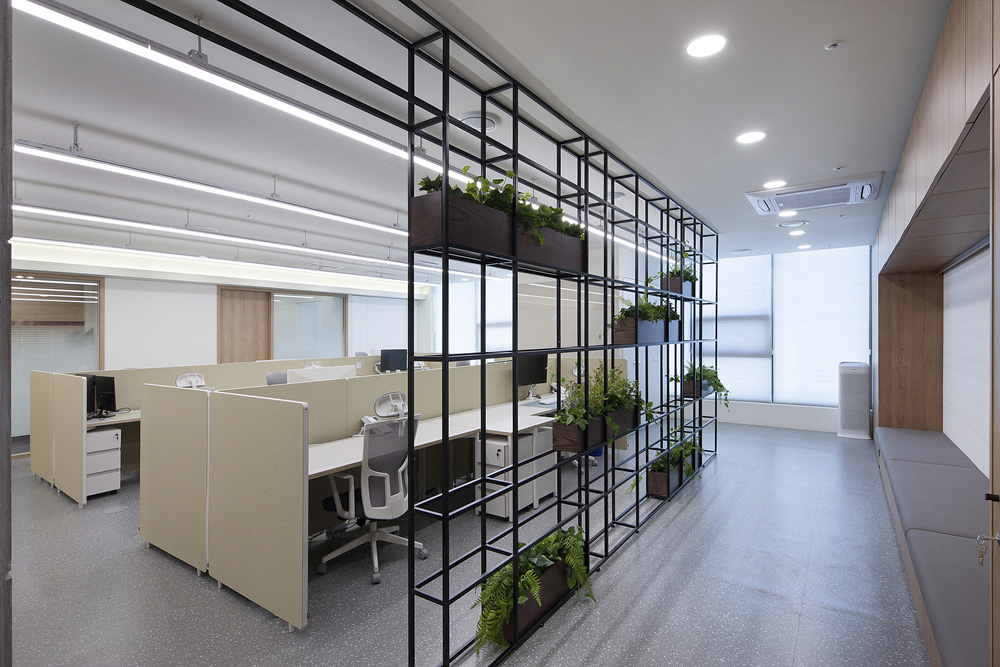 白色调打造 75 平米时尚办公空间-5