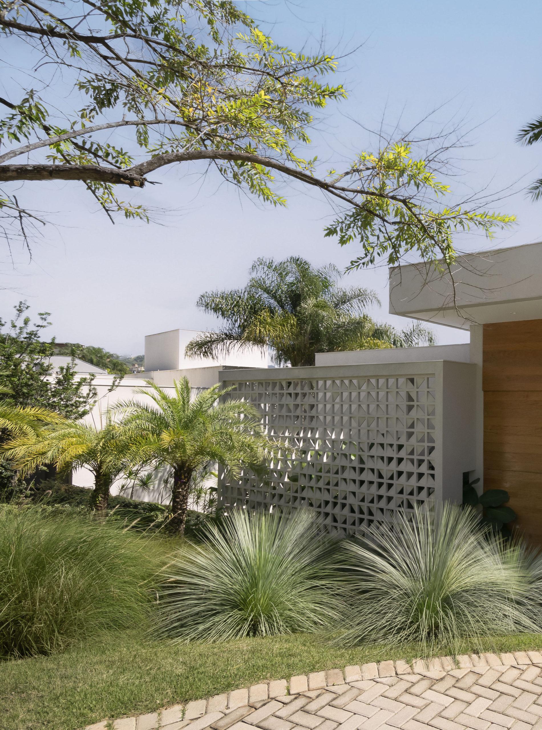 Jardim tropical e integrado à arquitetura em casa mineira - Conexão Decór-3