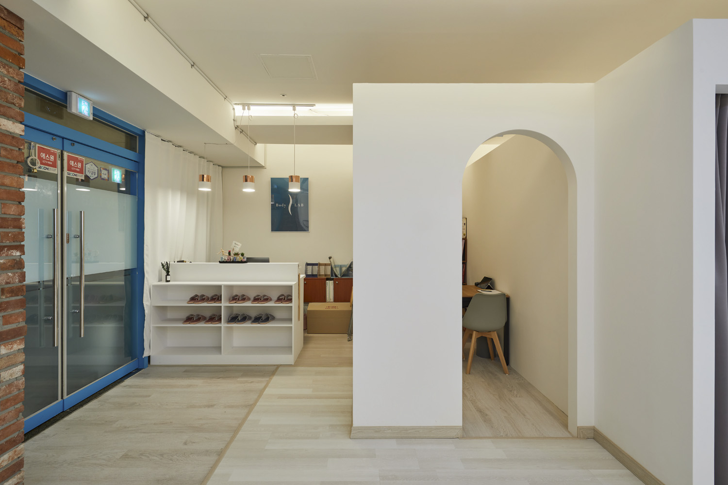 现代简约风格的 20 平米塑料中心室内设计-9