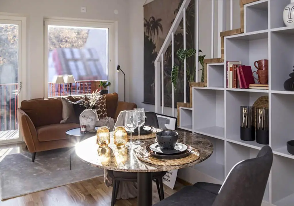 35 平米迷你复式巧用楼梯空间，变身实用图书馆-3