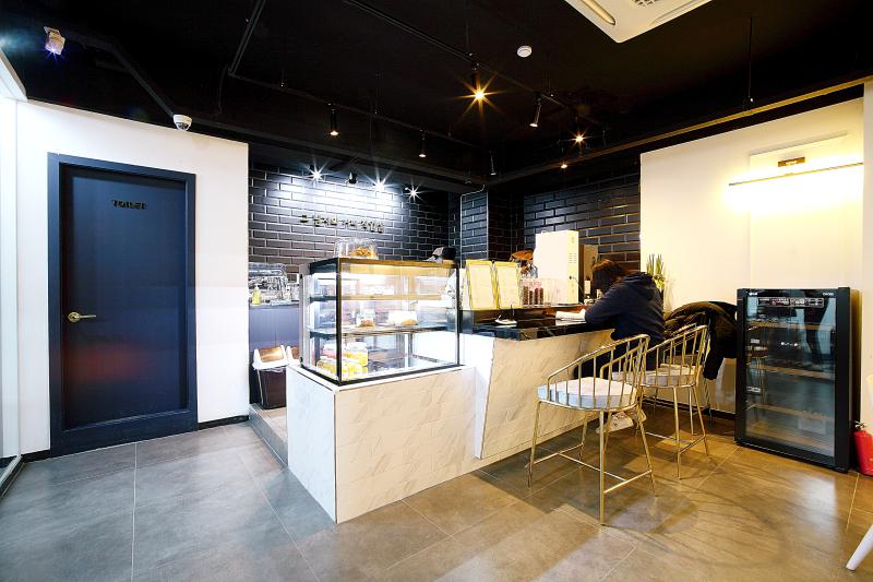 极简黑白咖啡空间，40 平小店的精致设计-4