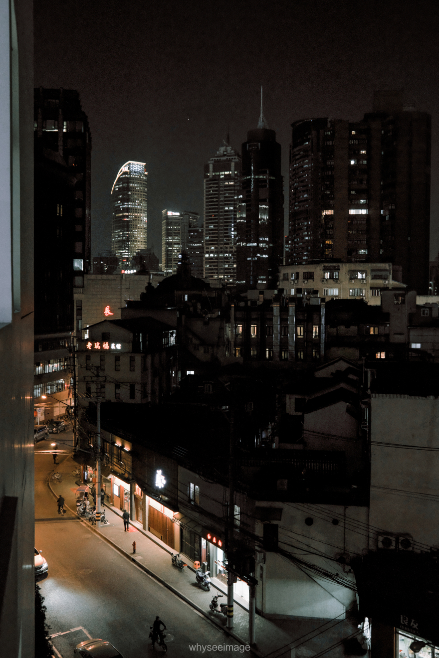 影子躺在地面上 · 不如回到街头丨中国上海丨whyseeimage-64
